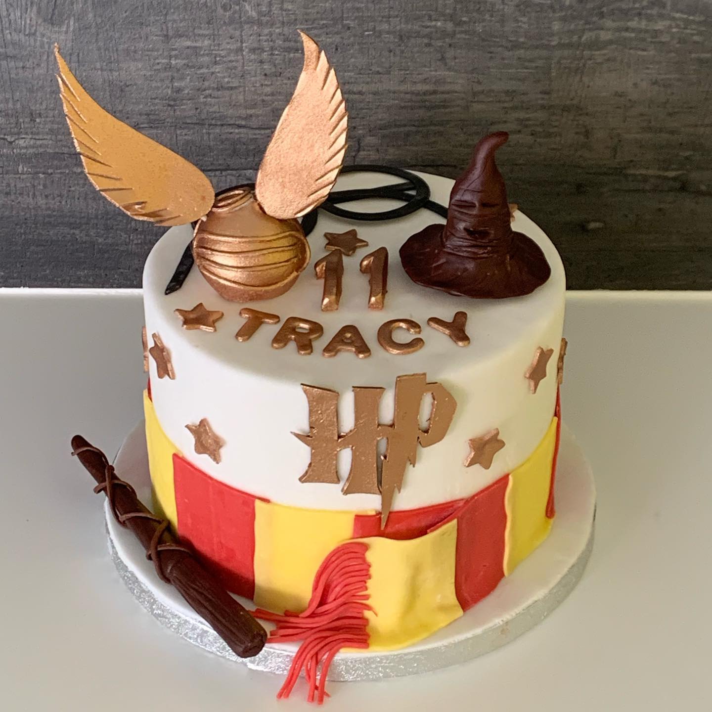 Décoration comestible faite à la main sur le thème du gâteau danniversaire  Harry Potter.. personnalisé.. -  France